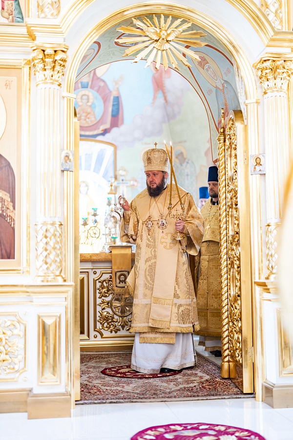 Архиерейское богослужение в Иоанно-Предтеченском храме города Чехова в праздник Рождества Пророка, Предтечи и Крестителя Господня Иоанна